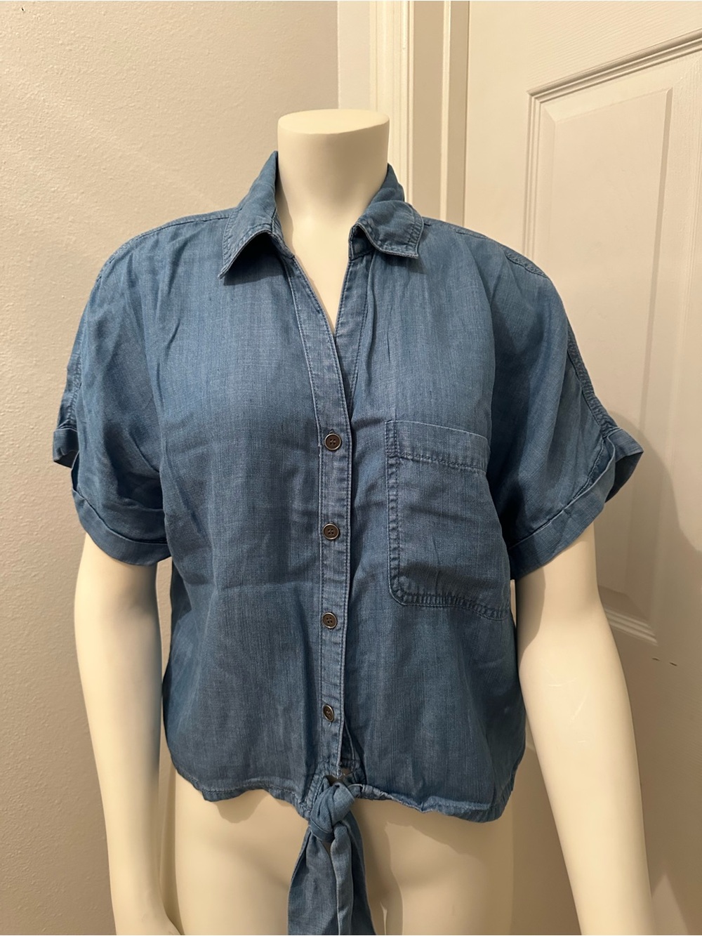 Women's Blue Chambray Tie-Front Button-Down Shirt lightweight small short sleeve